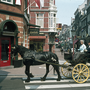 119123 Afbeelding van een rijtuig met paard op de hoek van de Choorstraat (achtergrond) en Zadelstraat te Utrecht.